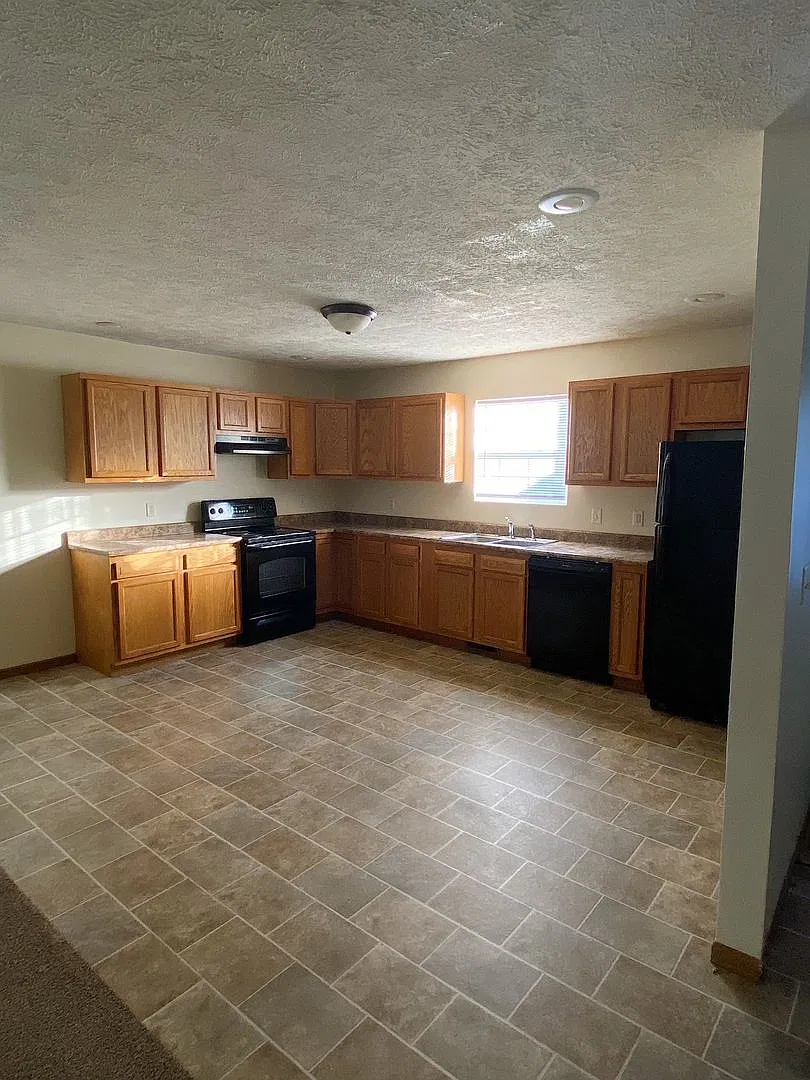 Collett Meadows - Large Open Floor Plan, 4 Bedroom Home With 2 Baths - Pets Welcome! — Photo 4