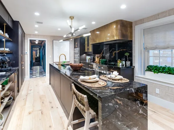 20 West 12th Street image 8 of 30