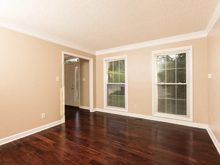 1400 Autumn Ridge Dr — Photo 3