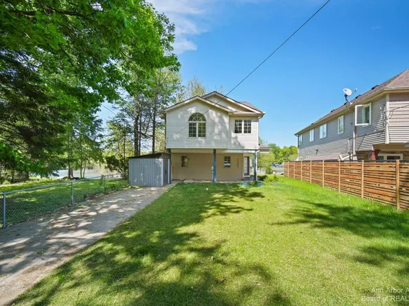 4280 Leroy Ct, White Lake, MI 48383