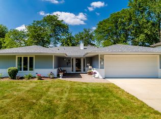 23W256 Woodcroft Dr, Glen Ellyn, IL 60137