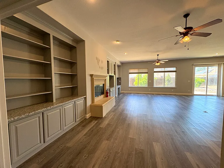 905 Gladiola Ln — Photo 8