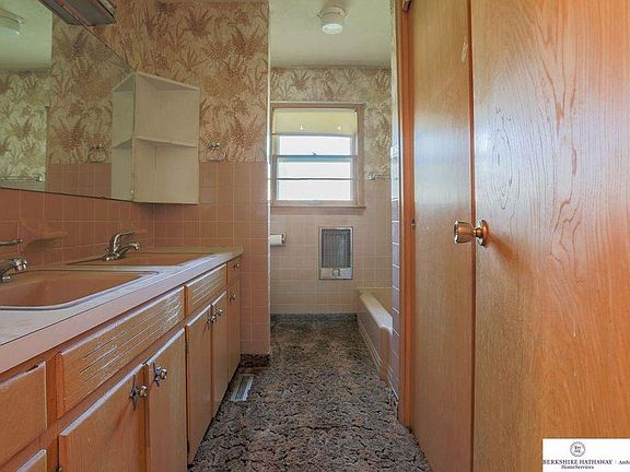 3rd image of 6632 S 86th St