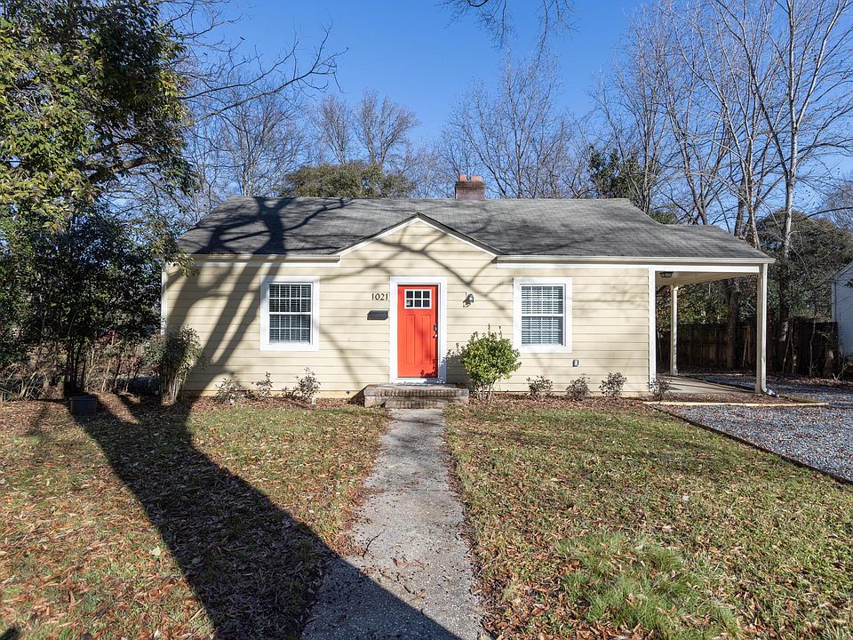 Updated bungalow on Quiet Street, private driveway