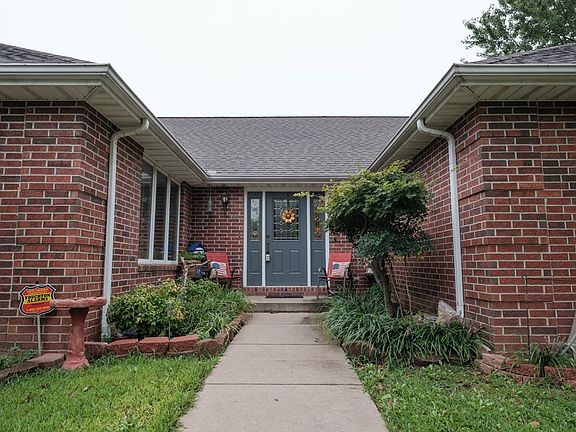 4th image of 1004 Village Dr