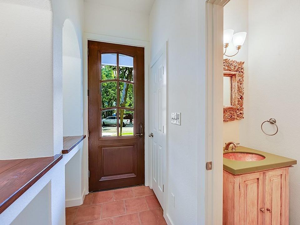 Foyer/powder bath
