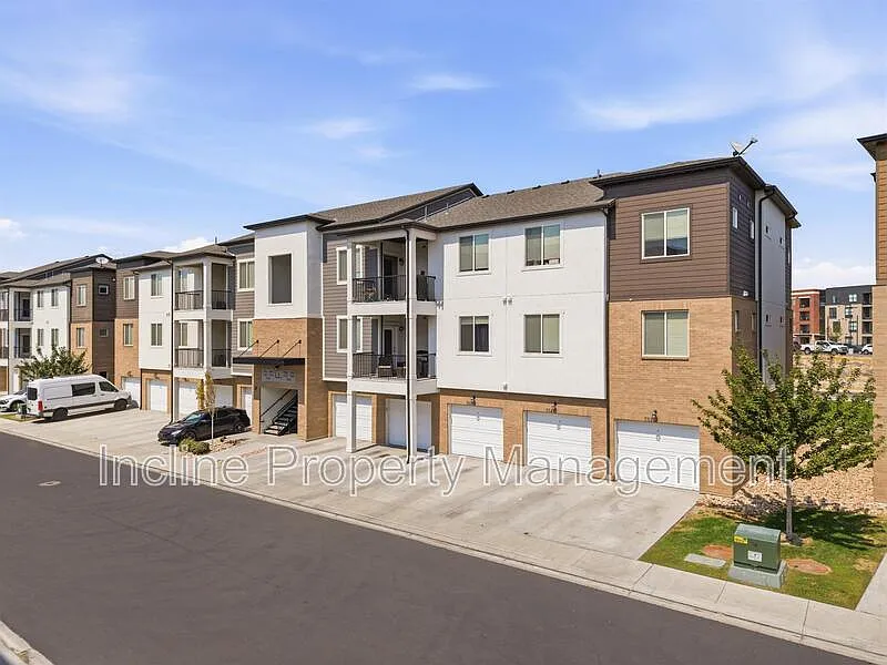 3 bed, 2.0 bath, 1233 sqft, $1,875 — Photo 2