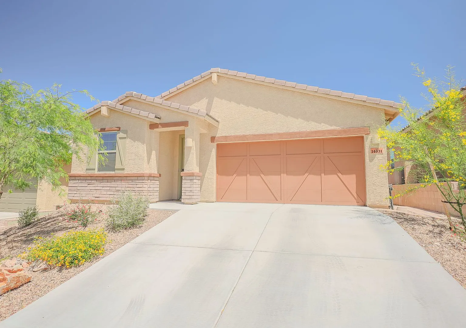 Spacious 4-Bedroom Home with Mountain Views & Beautiful Backyard — Photo 2