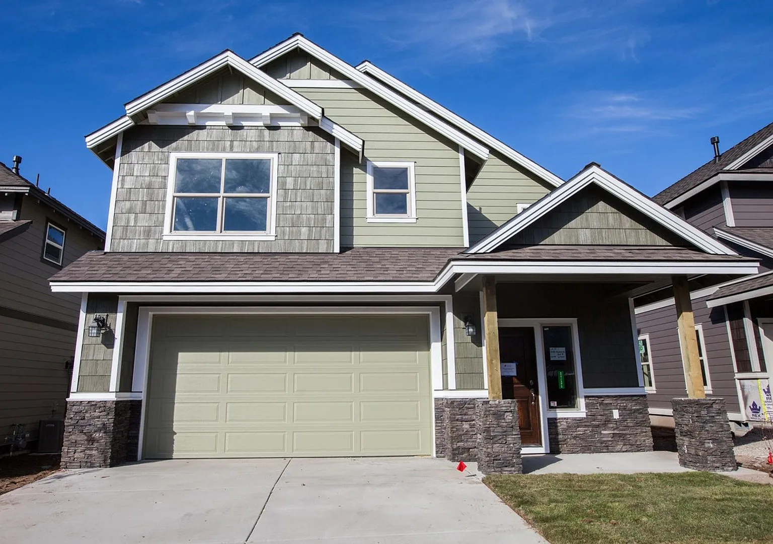 Newer SE Bend House w/A/C & Gas Heat, 3 Bdrms, 2.5 Baths, 2093 Sq Ft, Gas Fireplace, Access to Pool — Photo 1