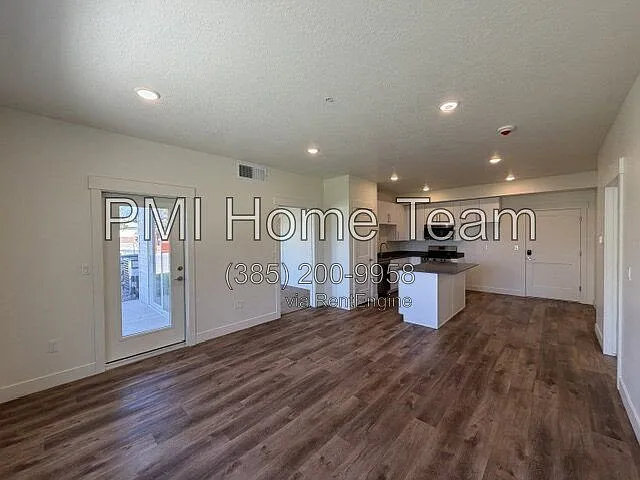 1652 N Main St — Photo 2
