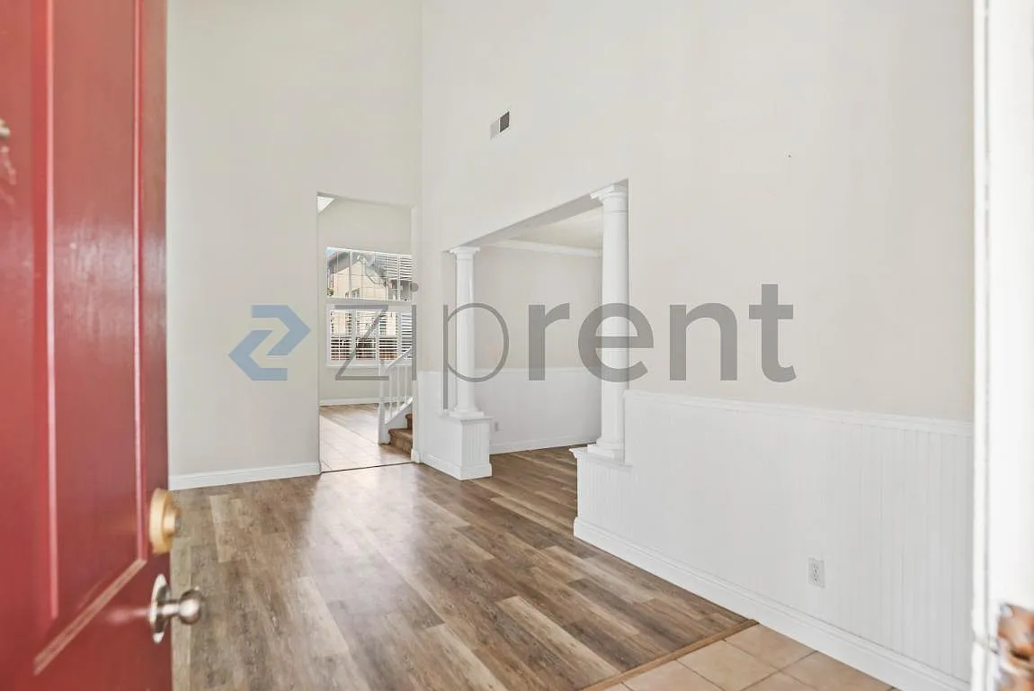 5 bed, 2840 sqft, $3,475 — Photo 4
