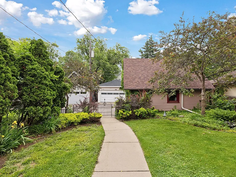 2417 Sheridan Ave S — Photo 36