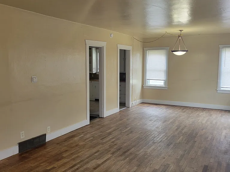 117 Davis Ave — Photo 2