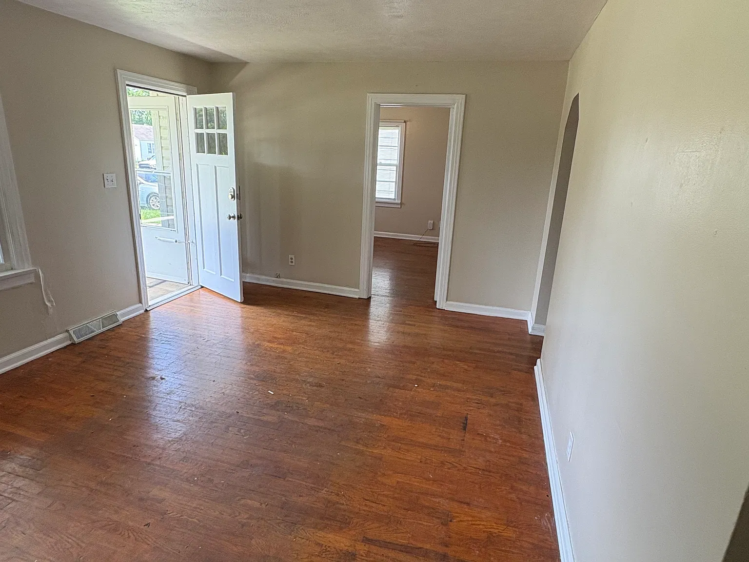 3 bed, 1100 sqft, $1,300 — Photo 4