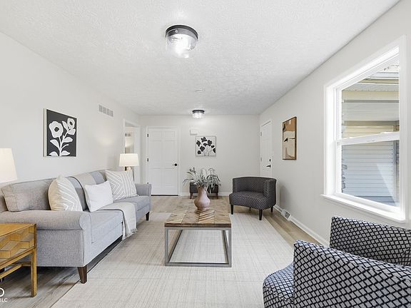 3rd image of 2204 Walnut Way