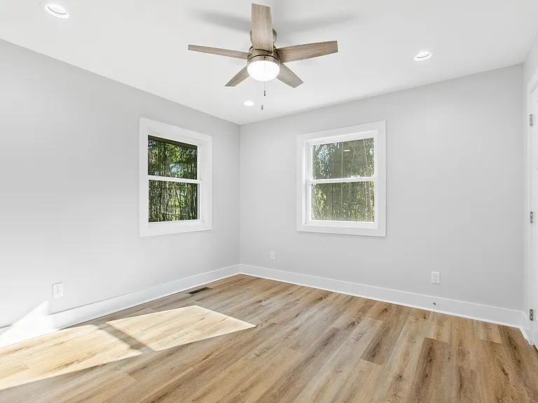 58 W Oakview Rd — Photo 23