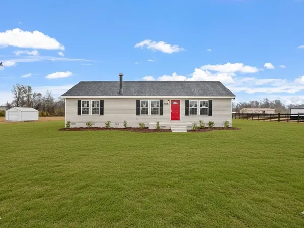555 Lemont Dr, Raeford, NC 28376