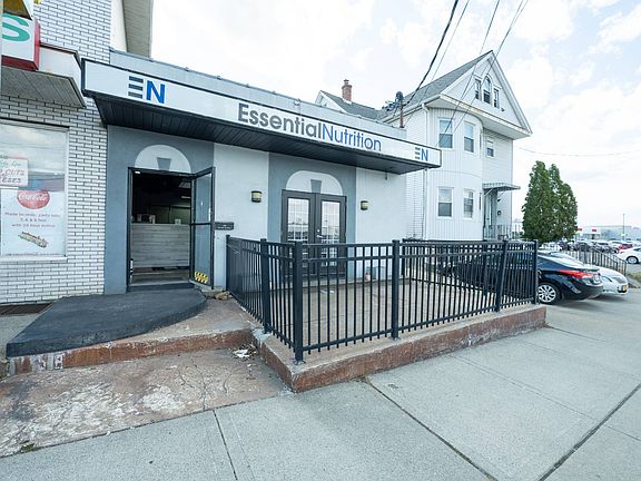 4th image of 718 Central Ave