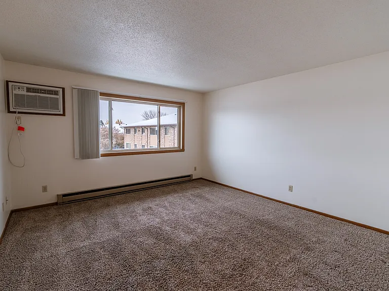 Fargo, ND Sargent Apartments | Living