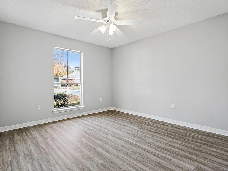 2347 Biron St — Photo 10