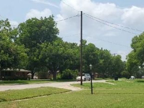 Exterior Neighborhood (street photo)