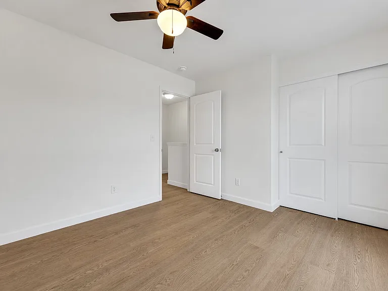 684 E College St — Photo 13