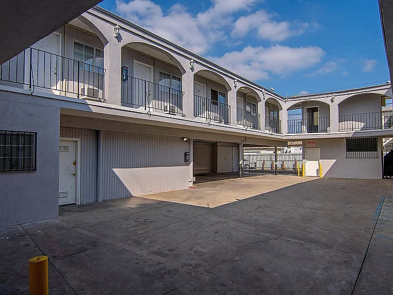 West Adams Studio Apartments — Photo 26