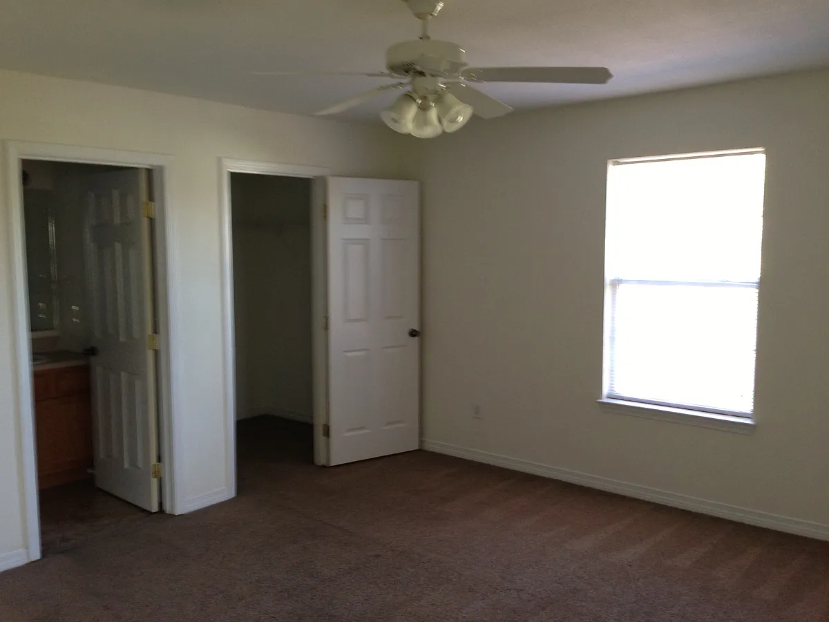 Building Photo - 15143 Deer Creek Dr #B