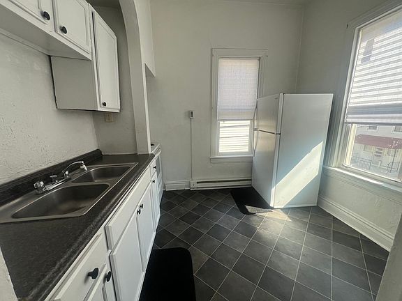 5th image of 24 N Hartley St Unit 2
