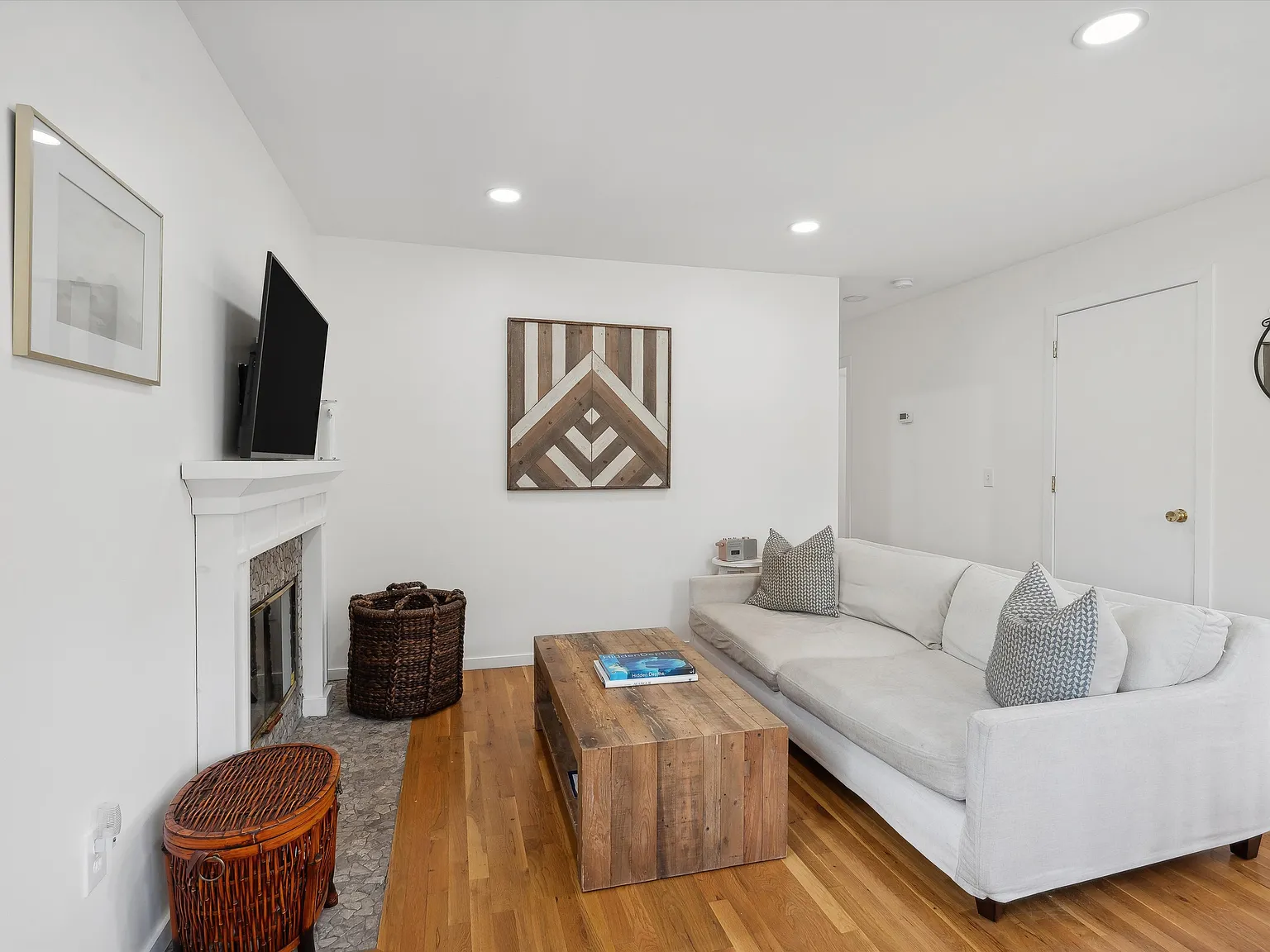 Elegant Bay Point Retreat Near Sag Harbor Village — Photo 4
