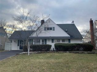 24 Bunker Ln, Hicksville, NY 11801