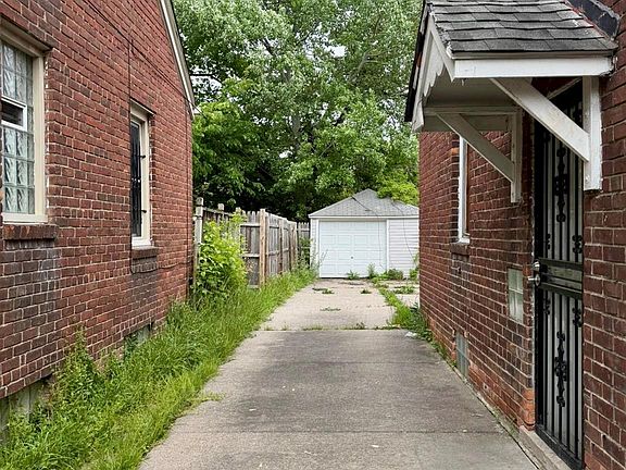 3rd image of 11696 Glastonbury Ave