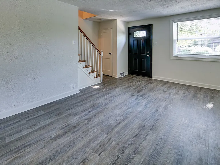 53 Madison Dr — Photo 2