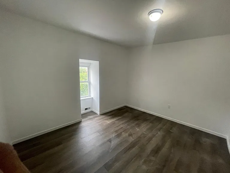 414 N Front St — Photo 10