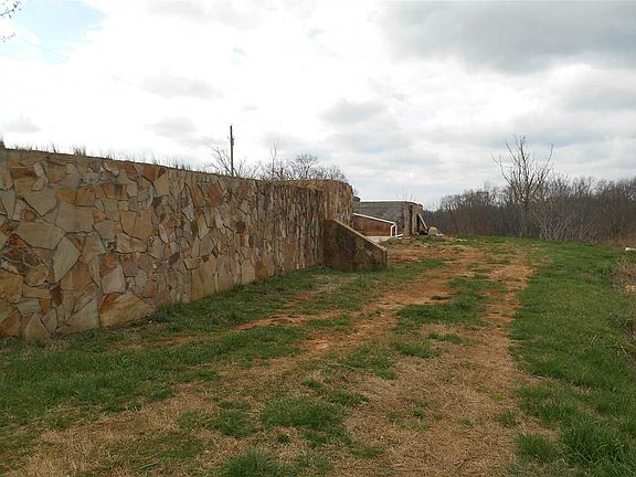 4th image of 125 Elizabeth Dr