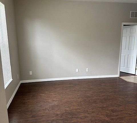 5th image of 124 Pine Ln