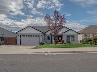 1050 Azure Way, Eagle Pt, OR 97524