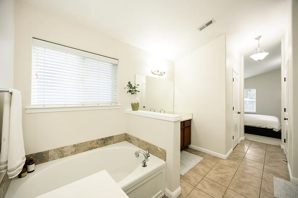 4 bed, 2.5 bath, 2744 sqft, $3,000 — Photo 3
