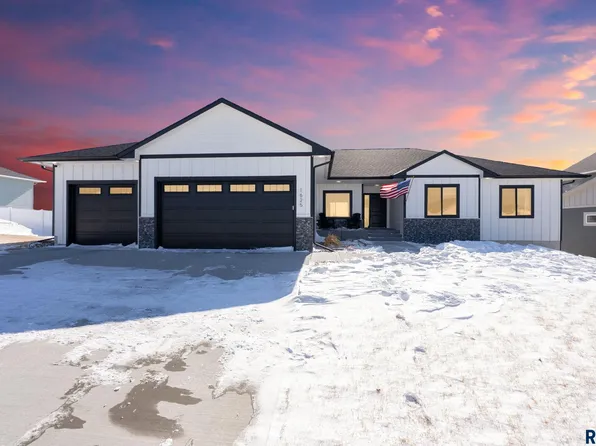 1625 W River Bend St, Brandon, SD 57005