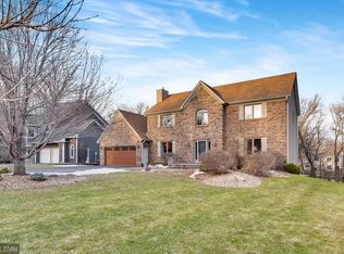 2214 Pondview Ct, North Saint Paul, MN 55109