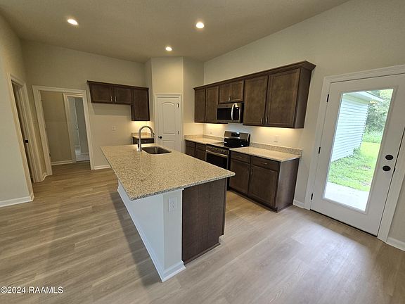 4th image of 204 Barnsley Dr