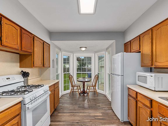 4th image of 903 Edna St SE
