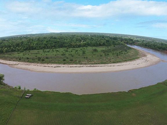 This homesite offers one of the most dramatic views of the Brazos River found anywhere!  It's remarkable to be  able to look both up and down the river as far as the eye can see