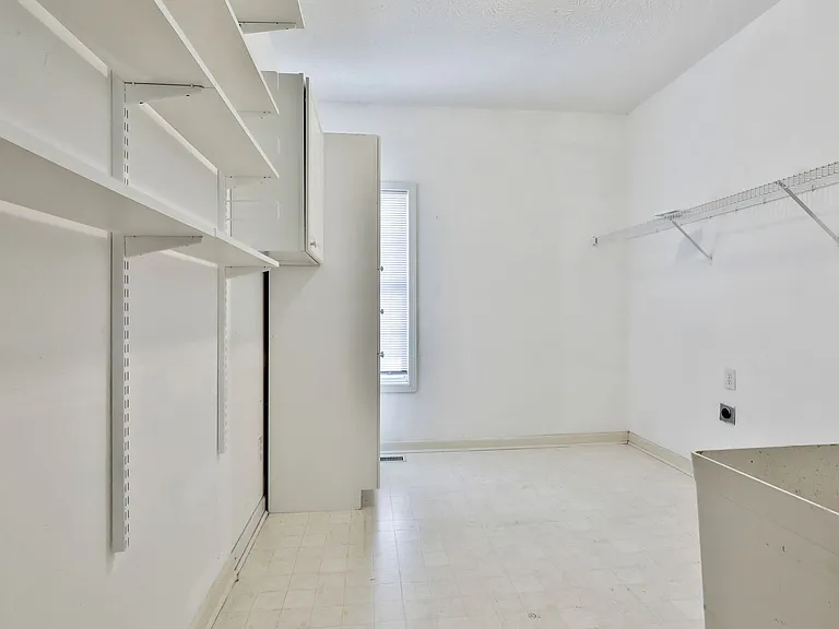 105 Edgemoore Ln — Photo 6