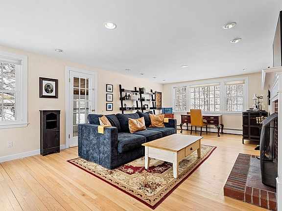 3rd image of 95 Concord Rd