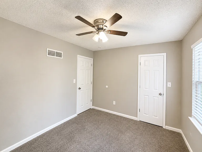 339 N Kendall Dr — Photo 10