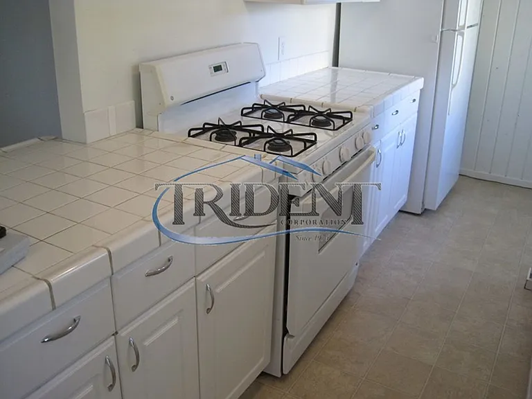 444-462 McRae Way — Photo 8