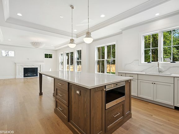 5th image of 2119 Wilmette Ave