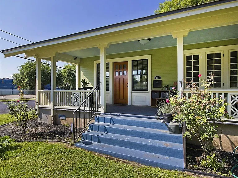 2611 Hidalgo St — Photo 2