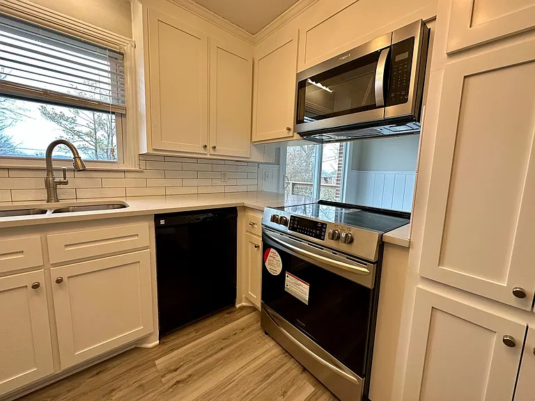 411 Starliner Ct — Photo 4